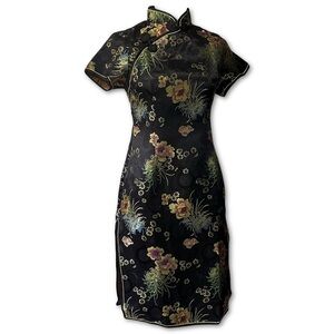 Traditional Chinese Embroidered Floral Qipao/Cheongsam w/ Gold Accents, Size S